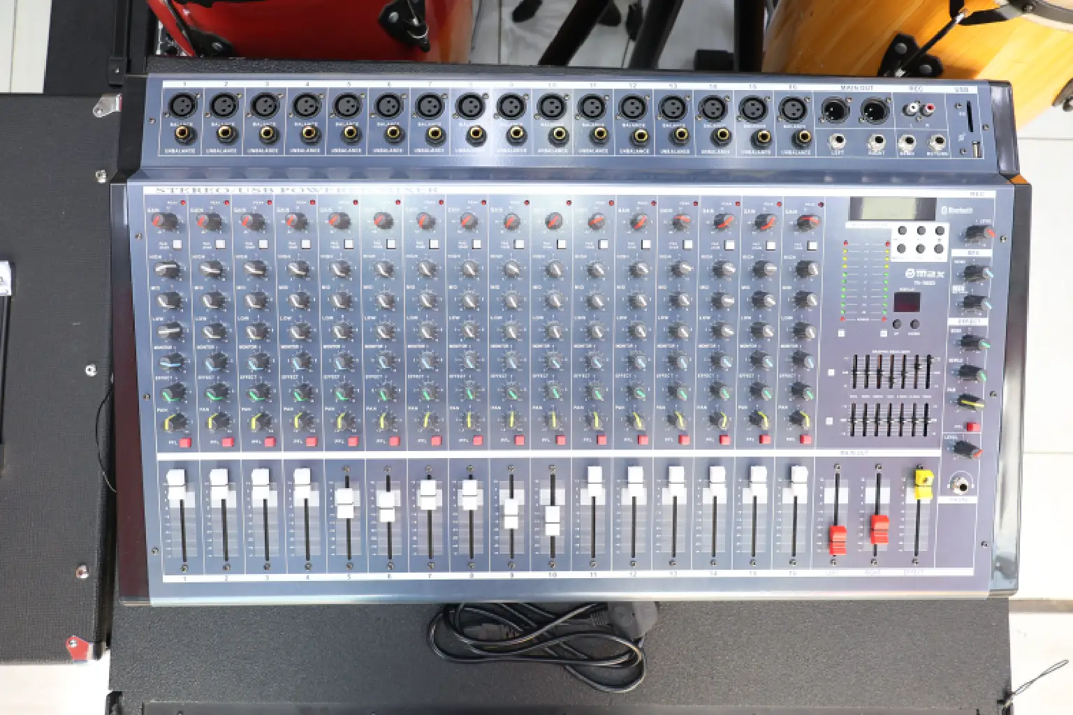 Max YA 1602D mixer channels