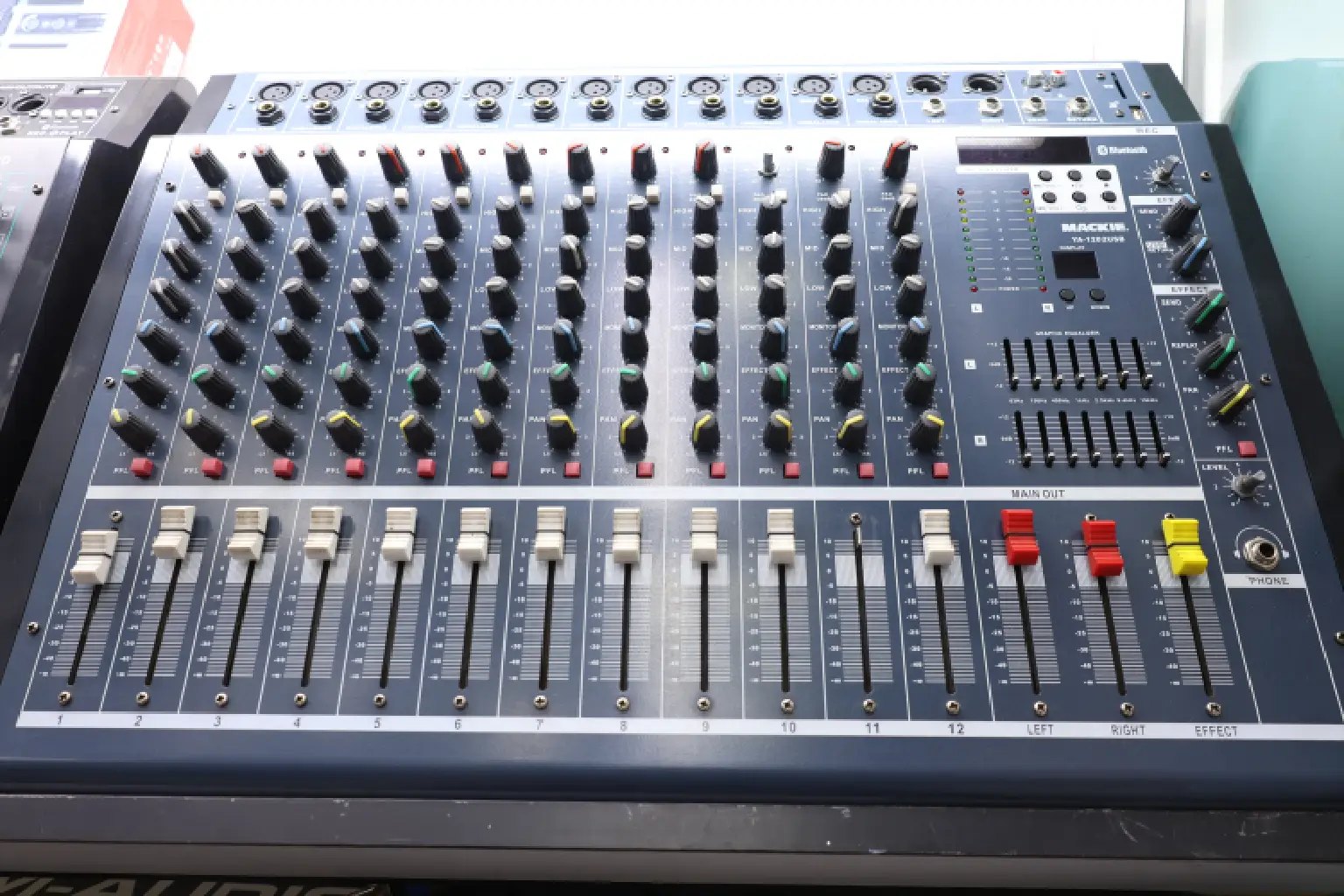 Mackie YA 1202 outputs