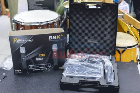 BNK BK220E 2 Channel UHF Professional Wireless Microphone 1 BNK BK220E mic range